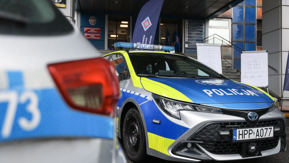 Katowice, 10.01.2025. Radiowozy śląskiej drogówki prezentowane podczas konferencji prasowej przed Komendą Wojewódzką Policji w Katowicach, 10 bm. Celem spotkania było podsumowanie najbezpieczniejszego roku w historii na drogach województwa śląskiego. (amb) PAP/Kasia Zaremba