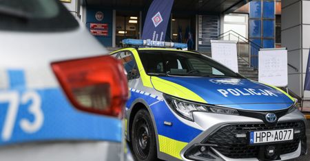 Dziewczyna chciała wziąć winę na siebie. Policjanci zatrzymali 49-latka i 19-latkę