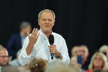 Donald Tusk w Piotrkowie Trybunalskim. Awantura już na samym początku