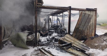 Pożar hali w Budach Kozickich – Gostynińska policja szuka świadków i nagrań