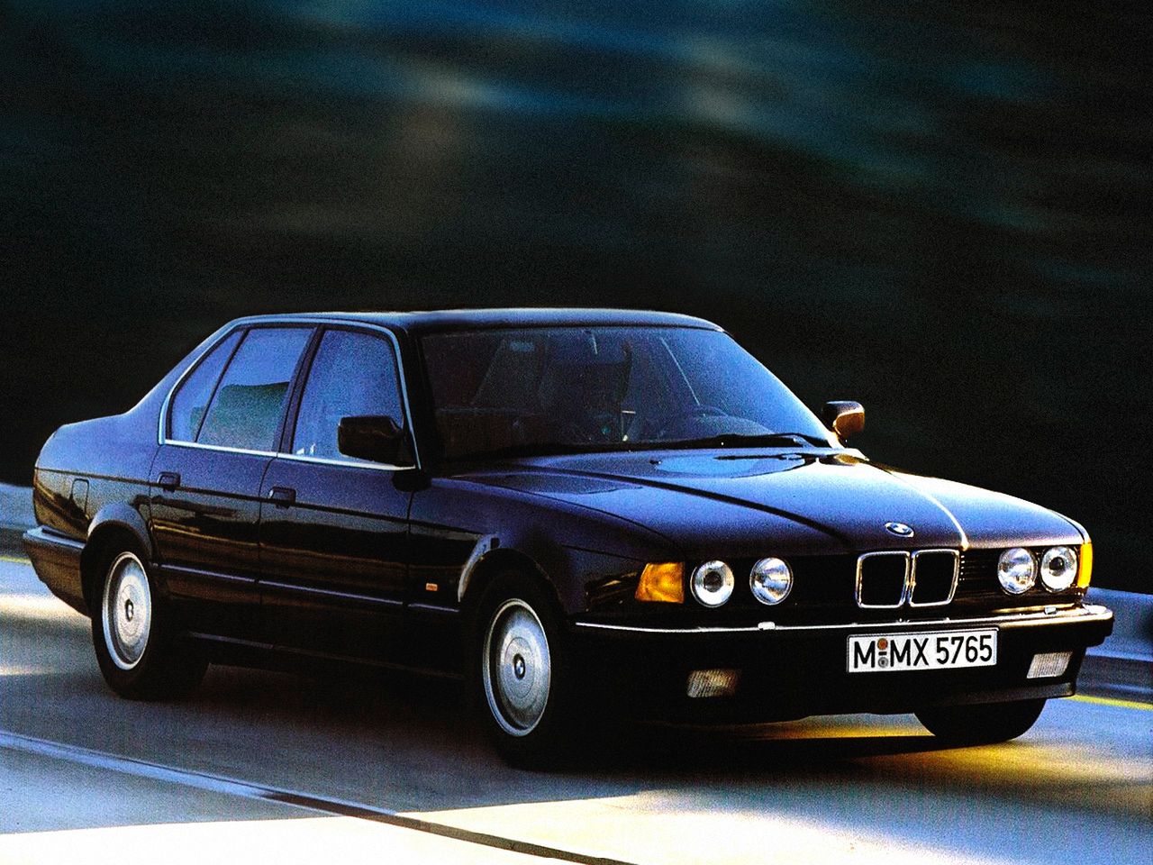 BMW Serii 7 E32, czyli następcę E23 przedstawiono w 1986 roku. Prace nad tym modelem trwały ponad 6 lat.