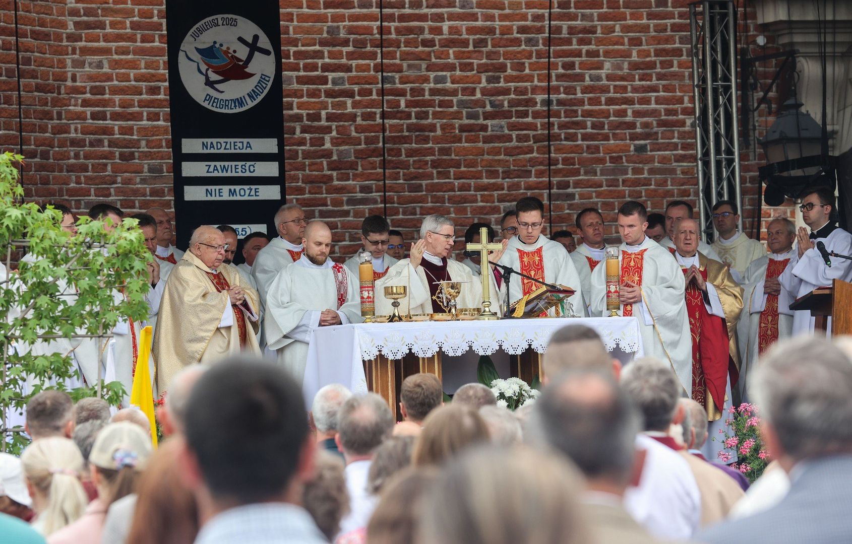 Tłumy wiernych na głównej procesji Bożego Ciała w Rzeszowie