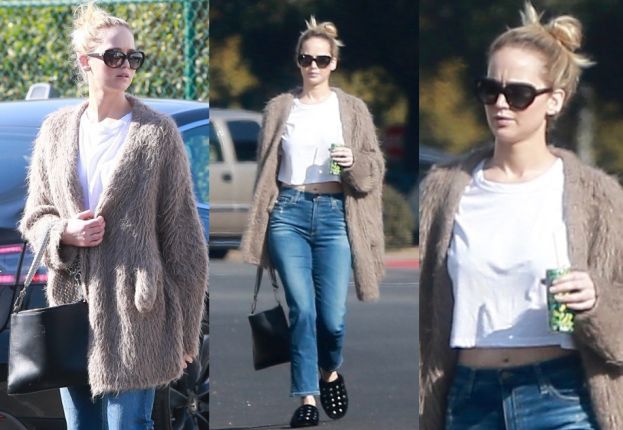 Jennifer Lawrence odsłania brzuch na spacerze