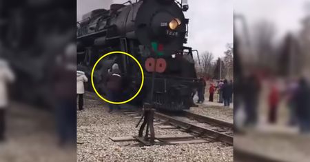 Fotografka prawie wpadła pod pociąg. Zaczepił o jej kurtkę