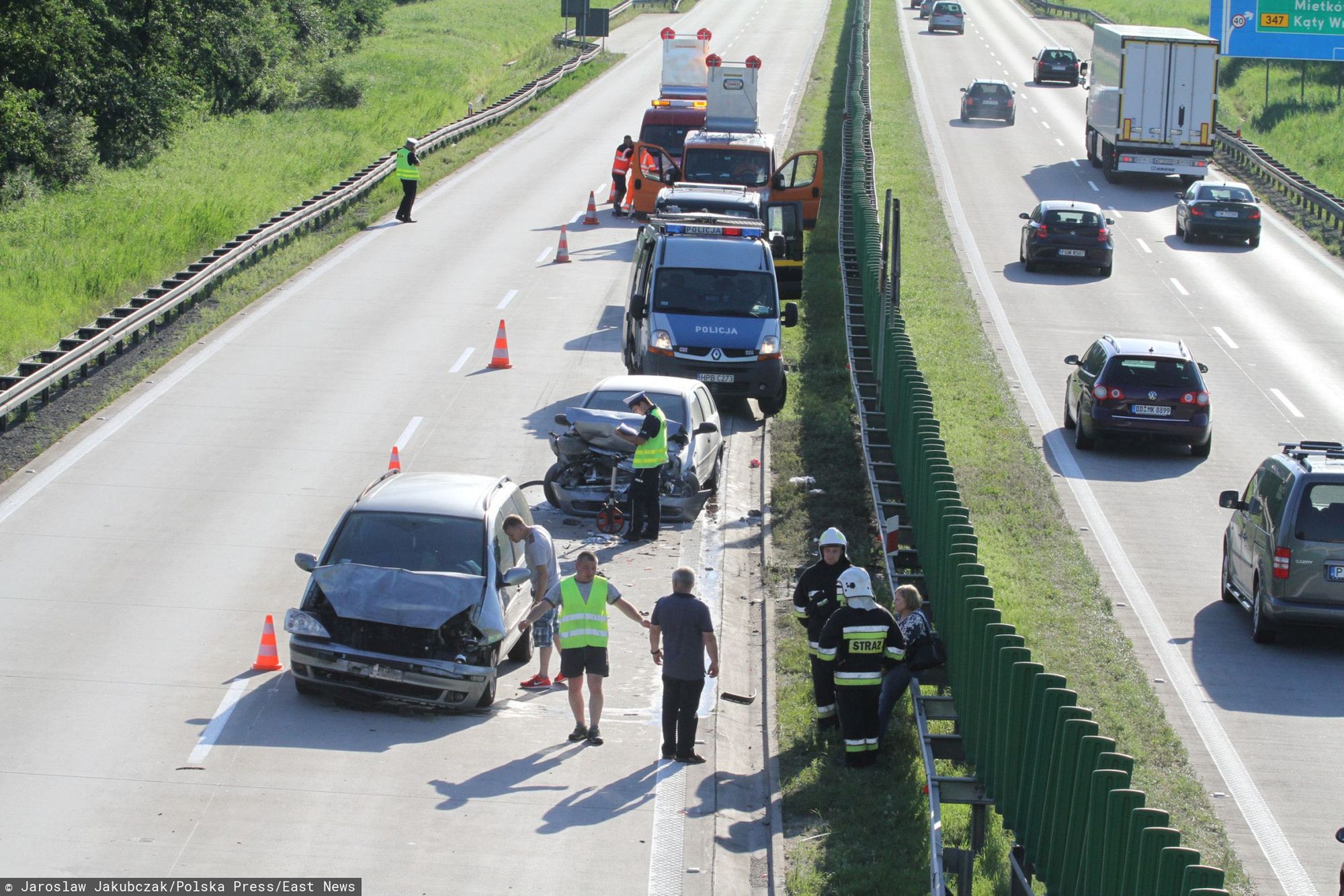 Do najechania na jadący przed nami samochód dochodzi głównie przez niezachowanie odpowiedniej odległości. Często zdarza się to na autostradzie, ale takie zachowanie niebezpieczne jest praktycznie wszędzie