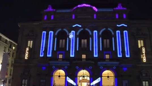 Gigantyczny flipper na ścianie budynku. We Francji wiedzą, jak się bawić [wideo] 1