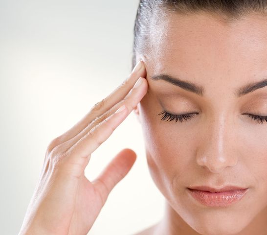 Bóle głowy naczynioruchowe, inaczej napięciowy ból głowy, zdarzają się często w różnych sytuacjach codziennych.