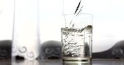 Zimna czy ciepła woda? Którą lepiej pić? (WIDEO)