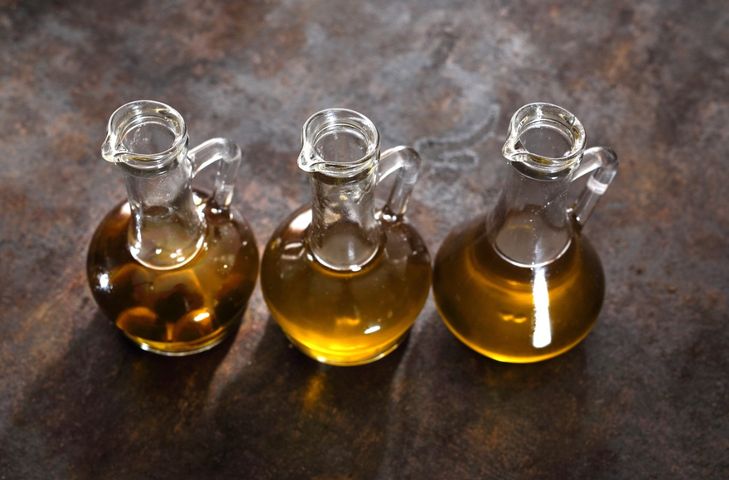Kwas oleinowy to organiczny związek chemiczny z grupy jednonienasyconych kwasów tłuszczowych typu omega-9. Znaleźć możemy go np. w oliwie z oliwek.