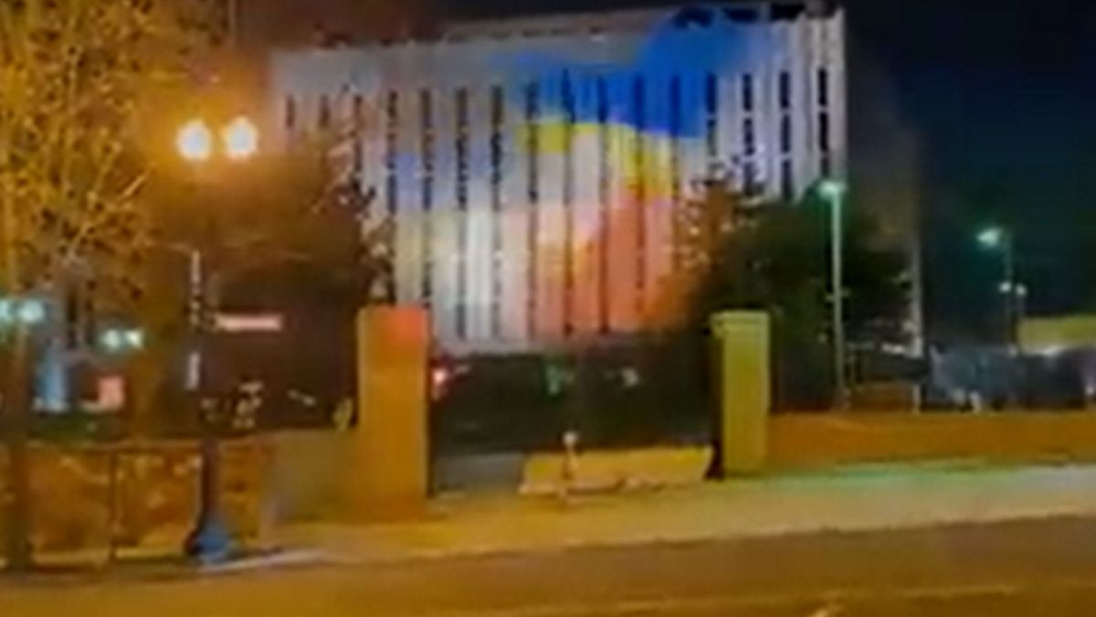 Flaga Ukrainy pojawiła się na budynku rosyjskiej ambasady