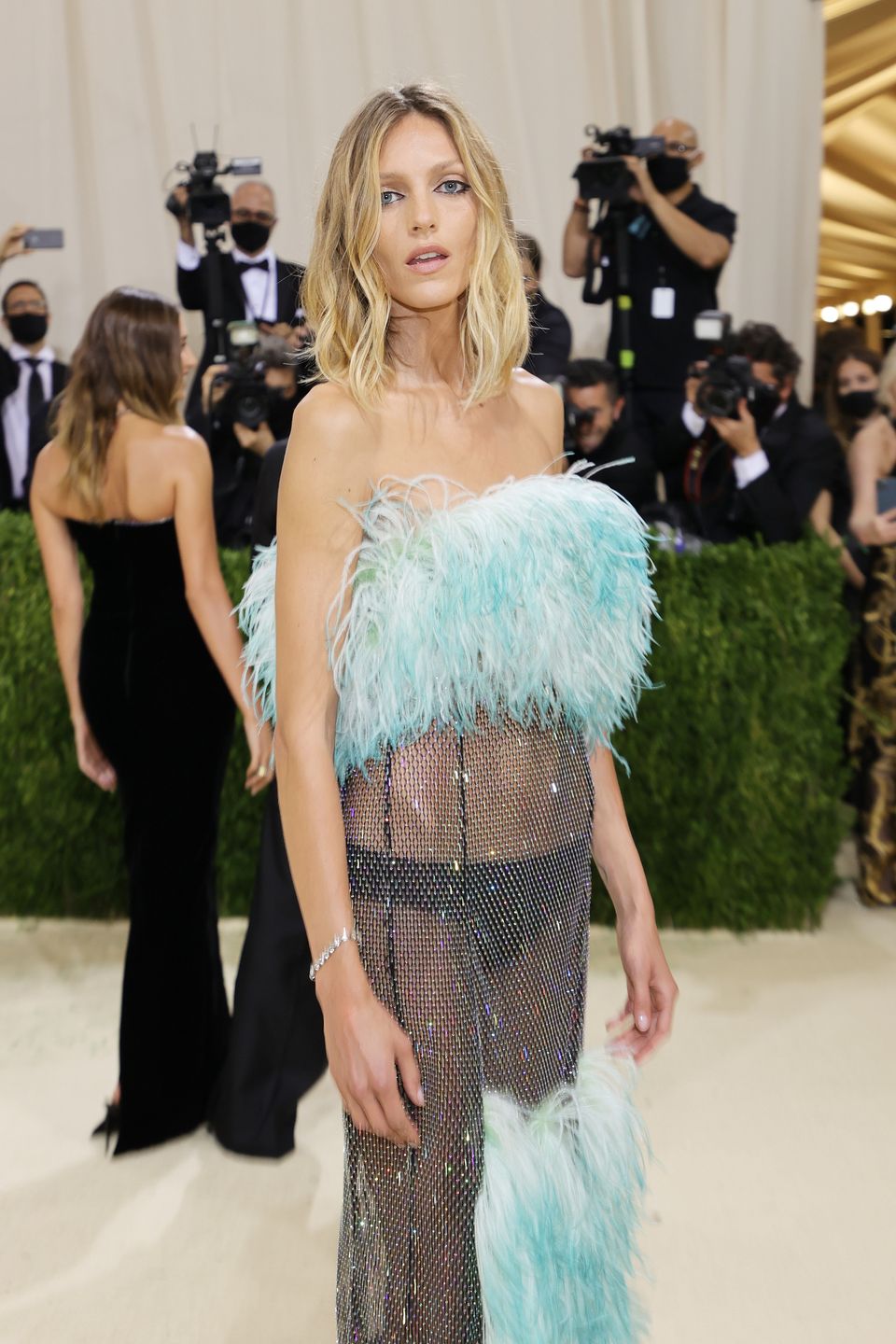 Gala MET 2021. Anja Rubik pokazuje bieliznę w kreacji Yves Saint Laurent