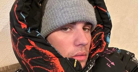 Justin Bieber demonstruje postępy w walce z PARALIŻEM TWARZY! Uda mu się wrócić do pełnej sprawności? (FOTO)