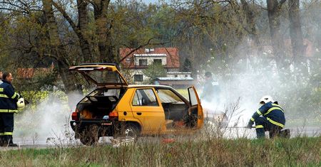 Tożsamość sprawców zaskakuje. W Tczewie spłonęły dwa auta. Zajęły się od maseczki