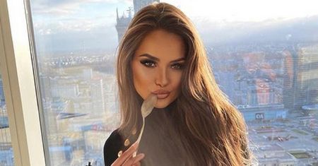 Seksowna ring-girl sporo pokazała. To Polka. Jest na co popatrzeć