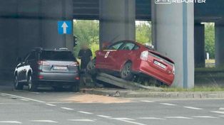 Zderzenie w Alei Krakowskiej. Przewóz osób zawisł na barierkach. Dwoje poszkodowanych