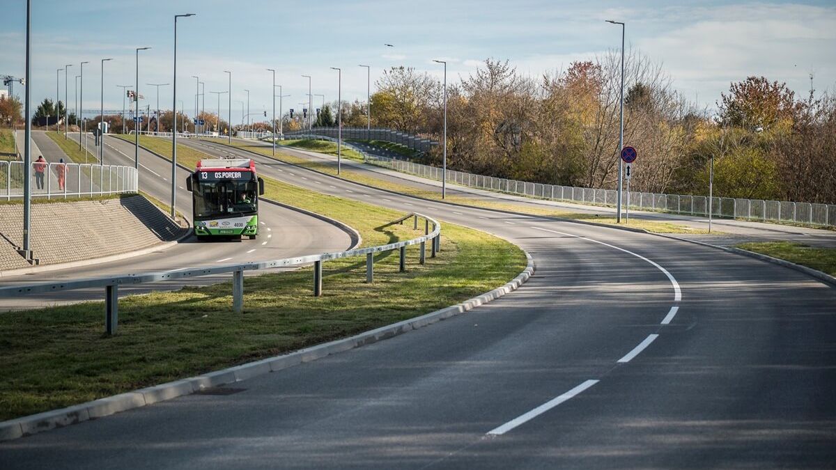 Autobus linii nr 13 jadący przedłużeniem ul. Węglarza