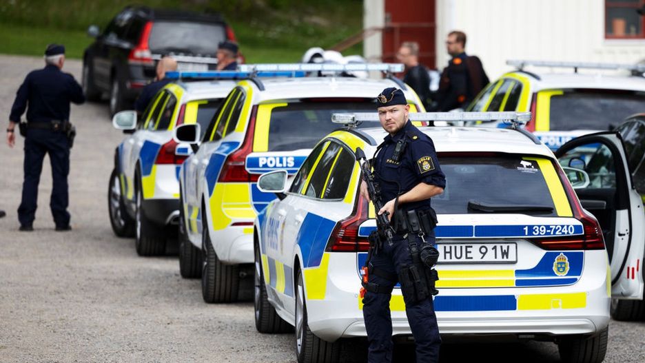 Ukraine's President And First Lady Visit Sweden
STOCKHOLM, SWEDEN - AUGUST 19: Armed police while Ukrainian President Volodymyr Zelensky and his wife Olena Zelenska is welcomed to Stenhammar Palace in Flen, southwest of Stockholm by Queen Silvia of Sweden and King Carl XVI Gustaf, during the presidential couple's state visit to Sweden on August 19, 2023.. (Photo by Nils Petter Nilsson/Getty Images)
Nils Petter Nilsson
färgbild, horisontell