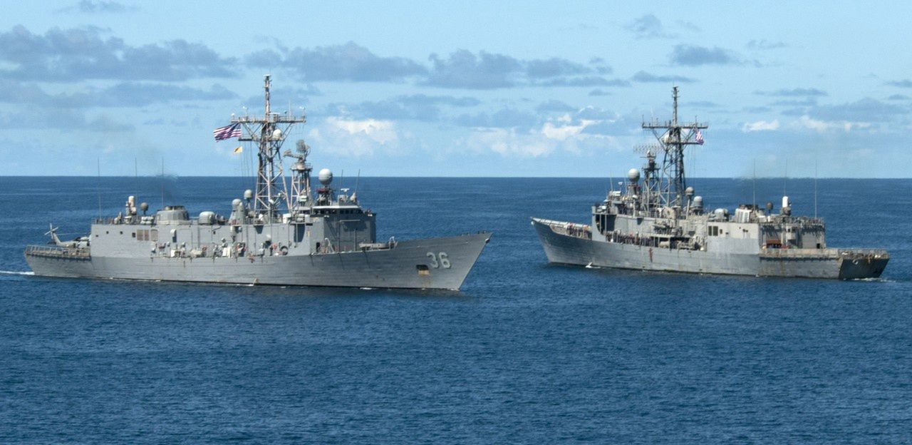 Fregaty rakietowe typu Oliver Hazard Perry, USS Underwood (FFG 36) oraz USS Nicholas (FFG 47), w 2012 roku. Trzy lata później wszystkie fregaty typu Perry zakończyły służbę w US Navy, a ich miejsce zajęły problematyczne LCS‑y.