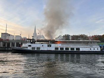 Szczecin: Pożar barki przy nabrzeżu Wieleckim