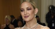 MET Gala 2021. Kate Hudson postawiła na kusy top i pióra
