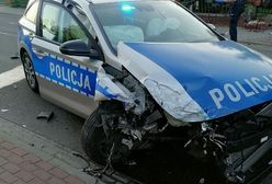 Sieradz. Finał policyjnego pościgu: rozbity radiowóz, trzy osoby w szpitalu