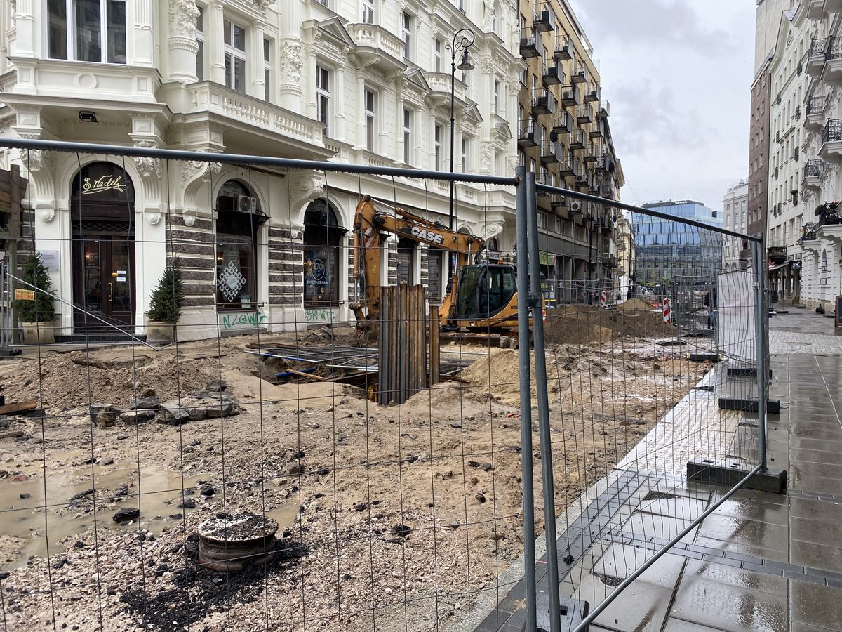 Warszawa. Tegoroczne prace w centrum stolicy skomplikowały nieco życie przechodniom. Kolejne przestrzenie placu Pięciu Rogów zamieniały się w wyzwania. Ale wkrótce stolica dostanie nowe, niezwykłe miejsce