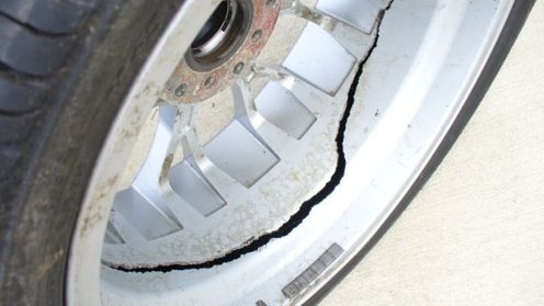 Uszkodzona felga aluminiowa