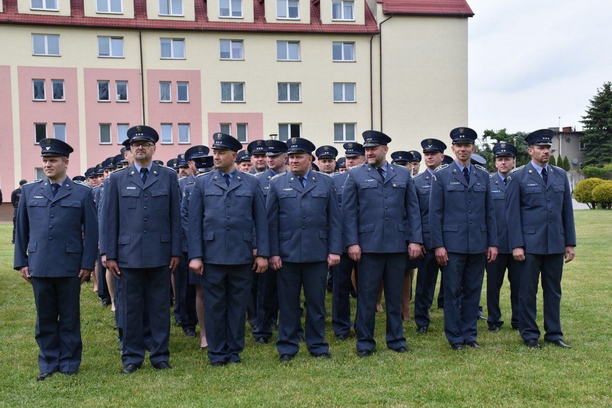 22.05.2025r. Uroczyste zakończenie studiów odbyło się w kampusie mundurowym Akademii Wymiaru Sprawiedliwości w Kaliszu. Studia zakończyło 545 funkcjonariuszy Służby Więziennej