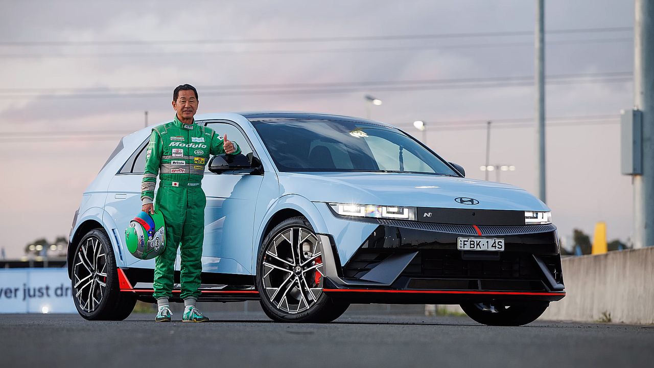 Drift King" explores electric thrills: Keiichi Tsuchiya test drives Hyundai Ioniq 5 N's drift mode