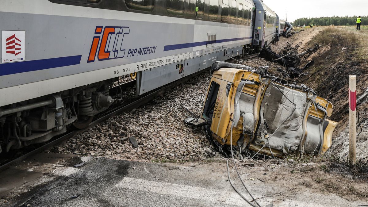Sokolniki Suche (pow. przysuski, gm. Wieniawa), 09.09.2026. Miejsce wykolejenia pociągu PKP Intercity relacji Lublin-Szczecin w miejscowości Sokolniki Suche, 9 bm. Wg informacji przewoźnika pociąg nr 2820/1 ?Koziołek?, zestawiony z lokomotywy EP09 i sześciu wagonów, uderzył w samochód ciężarowy znajdujący się na przejeździe kolejowym. W wyniku zdarzenia doszło do wykolejenia i przewrócenia części składu. Rannych zostało siedem osób, w tym kierowca ciężarówki i maszynista. (amb) PAP/Leszek Szymański ***Do tego materiału zdjęciowego dostępna jest również depesza w systemie CSI, pt.: Mazowieckie/ Zmarła jedna osoba ciężko ranna w wypadku pociągu w Sokolnikach Suchych (opis2) ***
