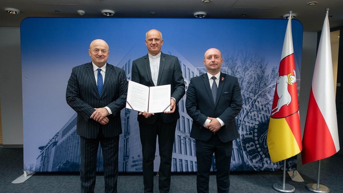 Podpisanie umowy na prace remontowe
