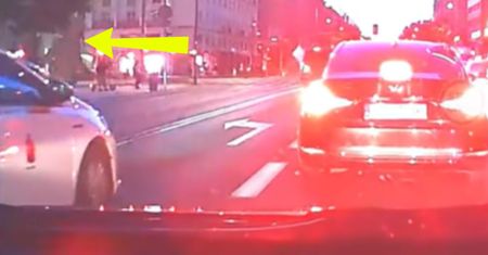 Gdzie on zgubił ubranie? Sceny w Warszawie. Wszedł na ulicę
