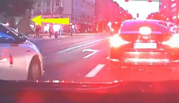 Gdzie on zgubił ubranie? Sceny w Warszawie. Wszedł na ulicę