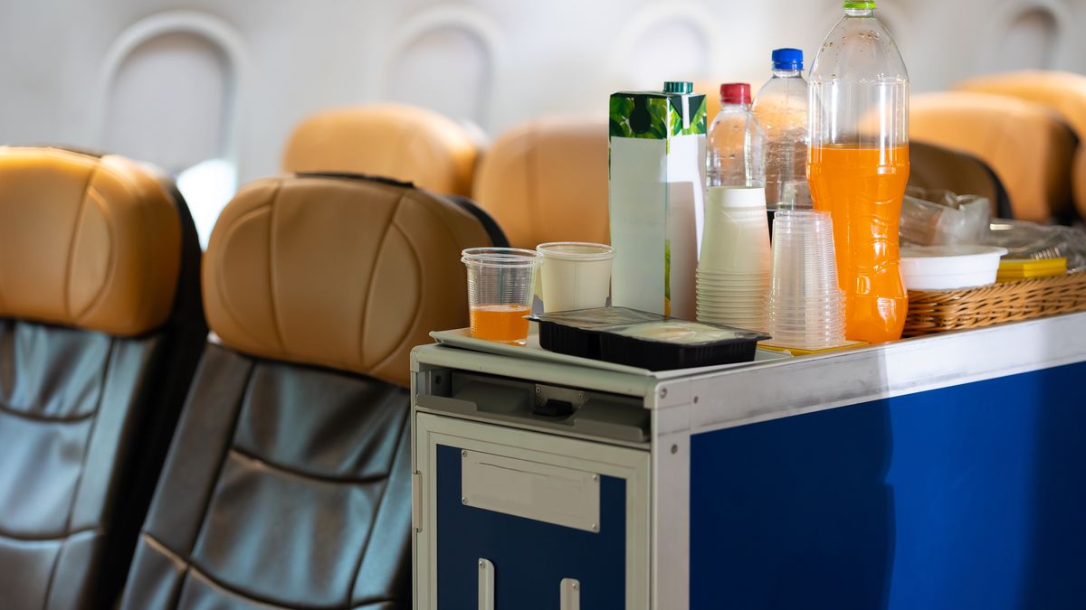 Pasażerka przygotowała sobie makaron na pokładzie samolotu