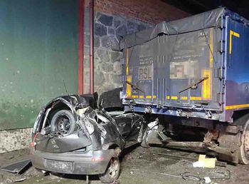 Rąbczyn: Opel uderzył w naczepę. Kierowca zginął na miejscu