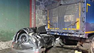 Rąbczyn: Opel uderzył w naczepę. Kierowca zginął na miejscu