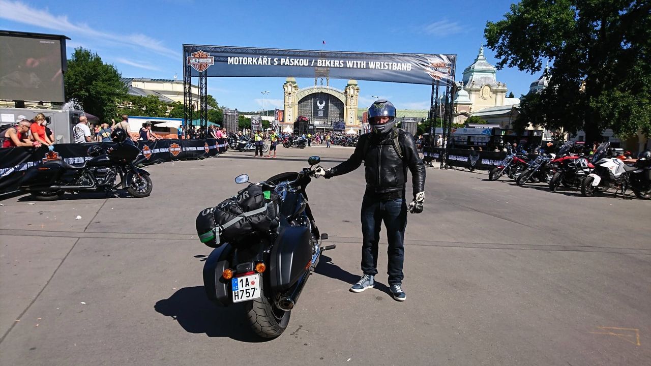 Stolicę Czech przejęły Harleye. 1400 km na kołach z okazji 115. urodzin legendy