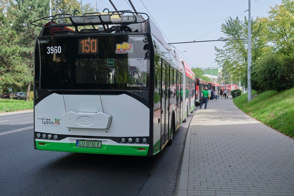 Pojazdy komunikacji miejskiej stojące w korku na ul. Lwowskiej