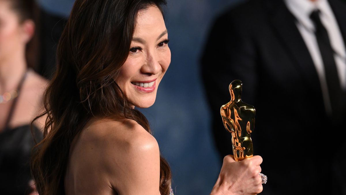BEVERLY HILLS, CALIFORNIA - MARCH 12: Michelle Yeoh attends the 2023 Vanity Fair Oscar Party hosted by Radhika Jones at Wallis Annenberg Center for the Performing Arts on March 12, 2023 in Beverly Hills, California.  (Photo by Karwai Tang/WireImage)