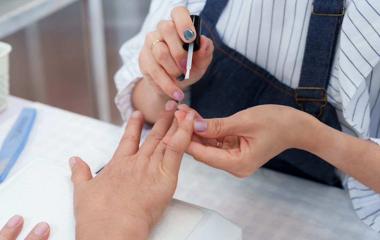 Jaki kolor paznokci dla 50-latki? Ten manicure wygląda elegancko