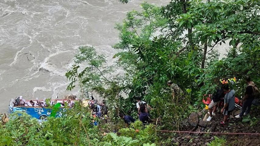 Autobus z pielgrzymami z Nepalu spadł do rwącej rzeki Marsyangdi