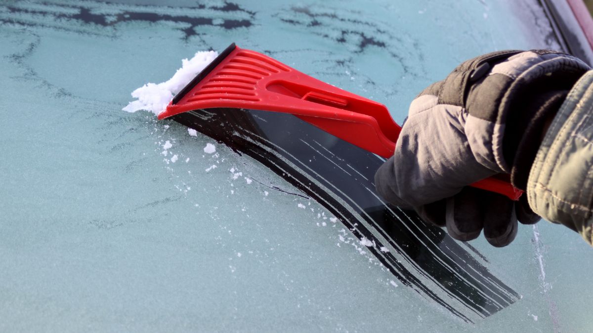 Jak pozbyć się lodu z szyb w prosty sposób?