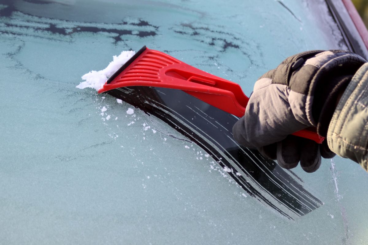 Simple tips to avoid fines when clearing frost from car windows