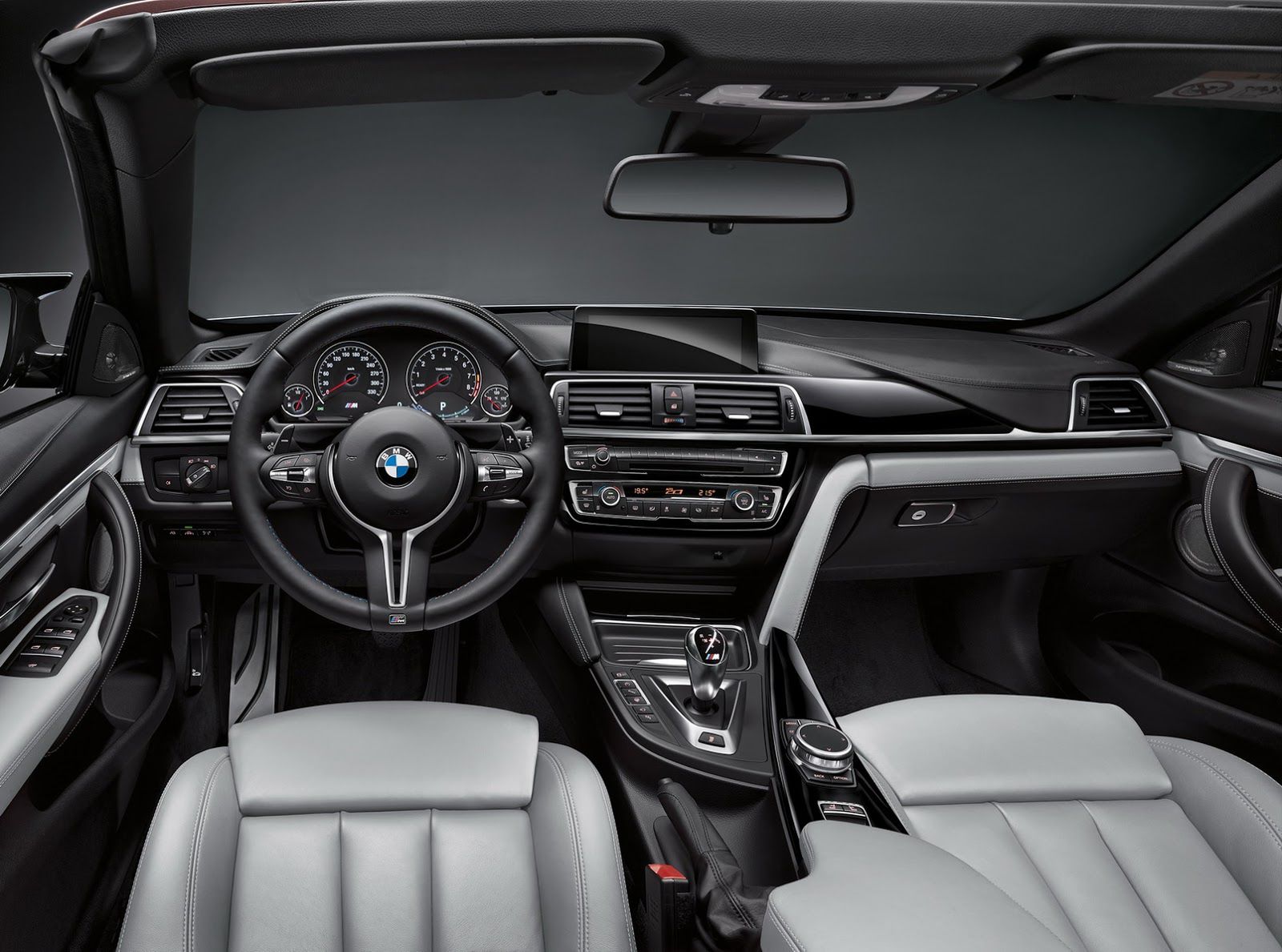 Styliści BMW nie ograniczyli się wyłącznie do nadwozia. Wnętrze również zostało delikatnie odświeżone. Poza nową kierownicą, znajdziemy tu nową kolorystykę i faktury materiałów. Klienci mogą zdecydować się na drewno, lakier fortepianowy, włókno węglowe, szczotkowaną stal, czy galwanizowane aluminium.