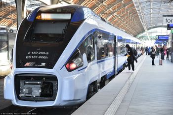 Brutalny atak w pociągu PKP Intercity. Konduktor uderzony pięścią w twarz
