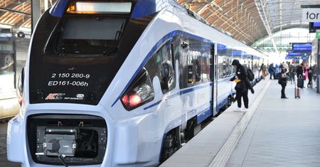 Brutalny atak w pociągu PKP Intercity. Konduktor uderzony pięścią w twarz