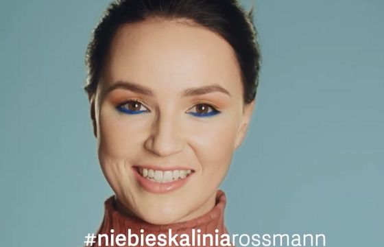 Rossmann zachęca do makijażu na niebiesko w akcji wspierającej Niebieską Linię (wideo)