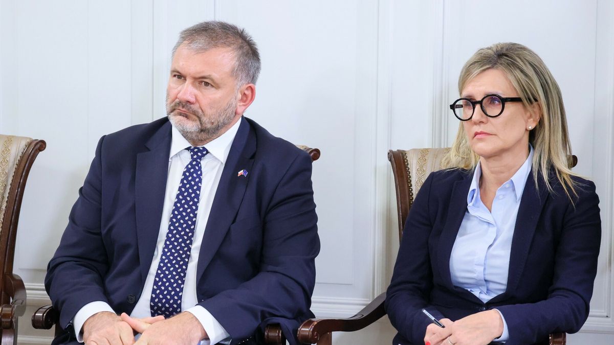 MS nt. raportu komisji ds. mechanizm�w represji w latach 2015-2023
Fot. Wojciech Olkusnik/East News, 22.09.2025. Ministerstwo Sprawiedliwosci w Warszawie. Konferencja prasowa Sylwii Gregorczyk-Abram i mecenasa Mikolaja Ma?eckiego z udzia?em ministra sprawiedliwosci, prokuratora generalnego Waldemara Zurka na temat raportu Komisji ds. wyjasnienia mechanizmow represji wobec organizacji spoleczenstwa obywatelskiego oraz dzialaczy spo?ecznych w latach 2015-2023, dotyczacy mediow publicznych.
N/z: Waldemar Zurek, Ewa Wrzosek
Wojciech Olkusnik