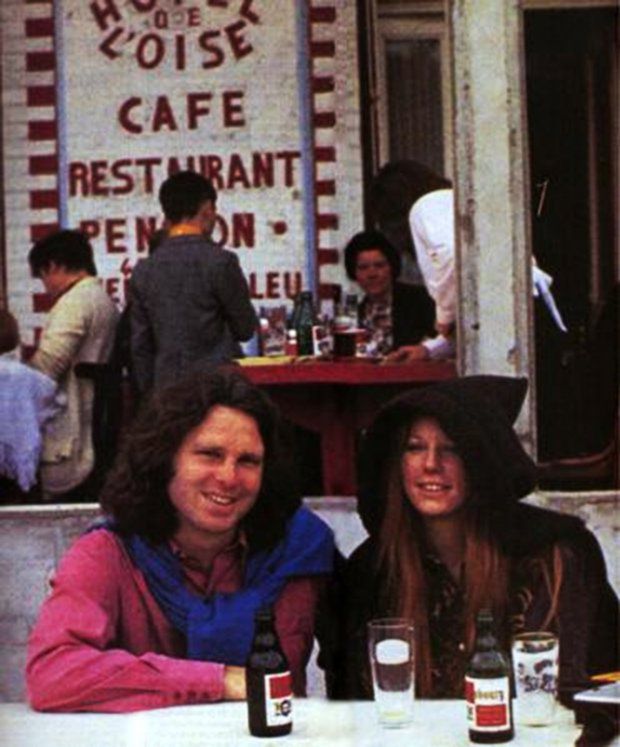 Niecały tydzień przed tym, jak Jim dołączyło klubu 27, 28 czerwca 1971 roku, wraz ze swoją dziewczyną, Pamelą Courson i fotografem Alanem Ronay’em pojechali na wycieczkę do francuskiego Saint-Leu-d’Esserent.