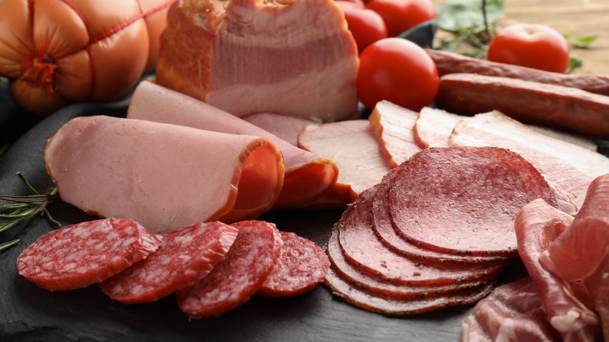 Azotyn sodu E250 nadaje wędlionom smak i aromat, ale może być szkodliwy